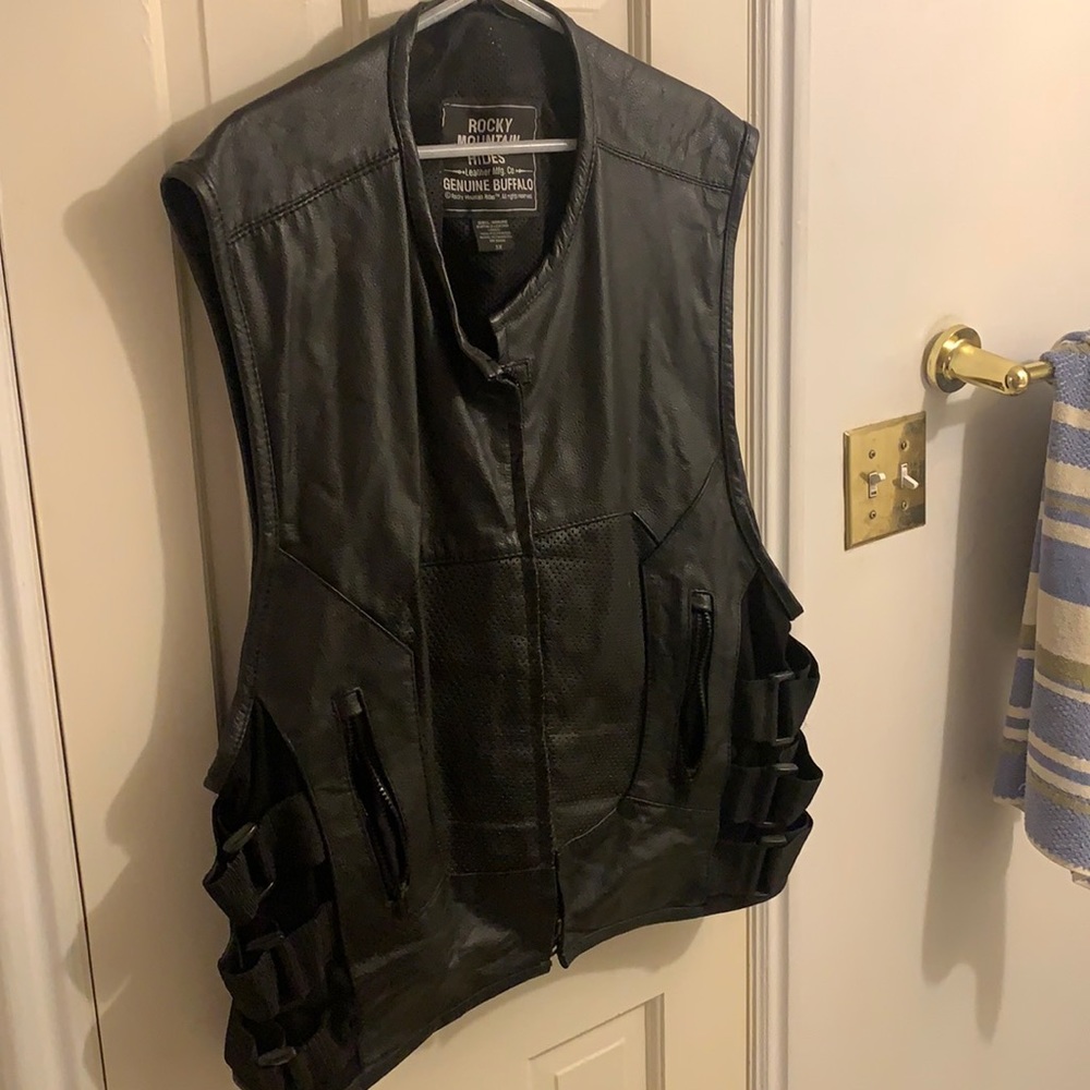 Black rocky mtn hides vest